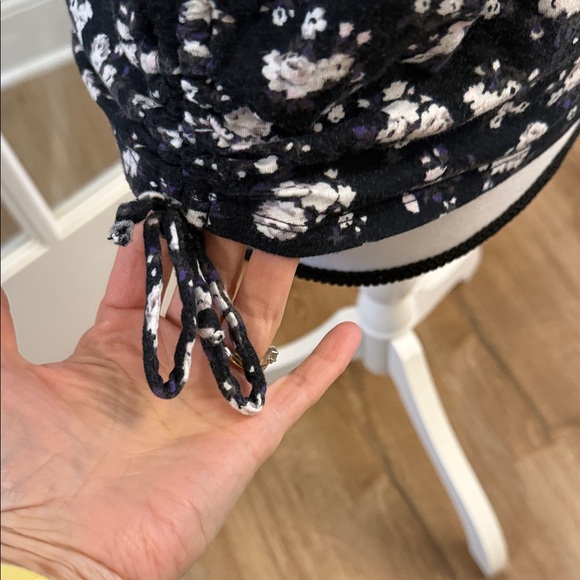 VS pink Floral Black and White Floral Women's Top, Size Small - Picture 3 of 8